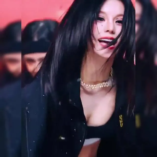 깊게 숙이는 안무 검정 CK 브라 아찔한 가슴골 있지 예지