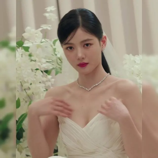 웨딩드레스 입은 배우 김유정 깊은 가슴골 계곡 노출 초대박