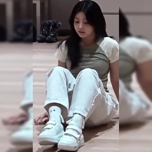 練習室のアイリットウォンヒ、Tシャツ姿でちょっと目立つ胸ライン