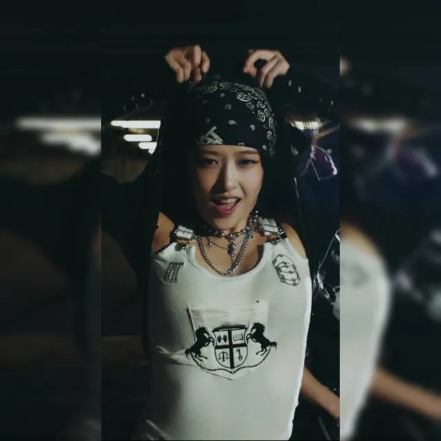 두건을 쓴 아이브 안유진 돌핀팬츠 엉벅지 배꼽 뭉클가슴