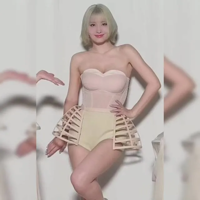 누드톤 코르셋 란제리 아찔한 가슴골 + 엉밑살 노출 트와이스 모모