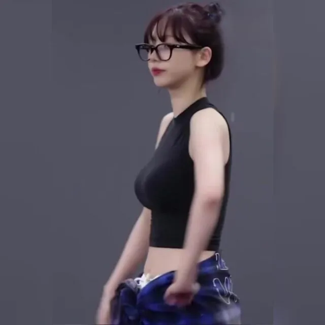 뿔테안경에 딱 붙는 크롭 민소매 에스파 카리나 움짤