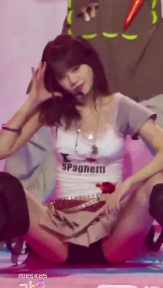 초미니 입고 M자로 쩍벌리는 바닥안무…르세라핌 홍은채 흰 속바지