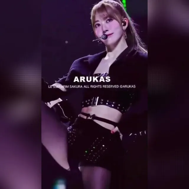 가죽 핫팬츠 입고 발차기 하는 르세라핌 사쿠라 검스 틈 흰색 팬티