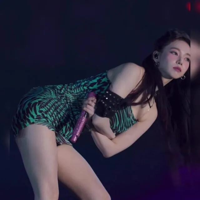 카리나 역대급 정말 짧은 별무늬 초록 치마 의상