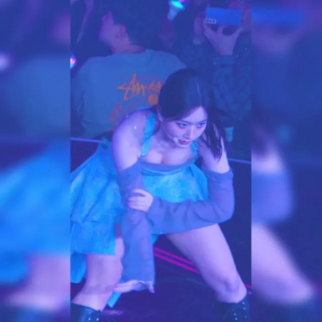 엔믹스 농담곰 오해원 하늘색 의상 찰랑거리는 내전근 꿀벅지