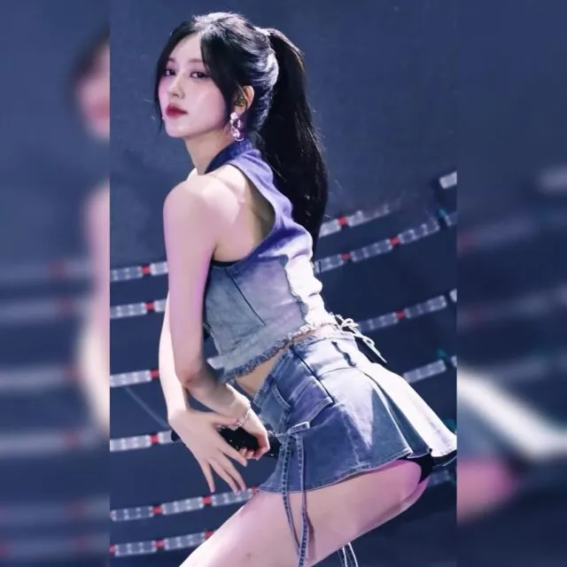 아이브 가을 청청 의상 속바지가 다 보일정도로 정말 짧은 치마