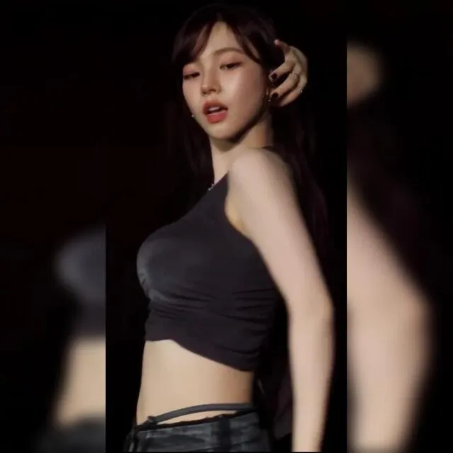 가슴에 주름 잡힌 회색 민소매 에스파 카리나 찰랑이는 바운스