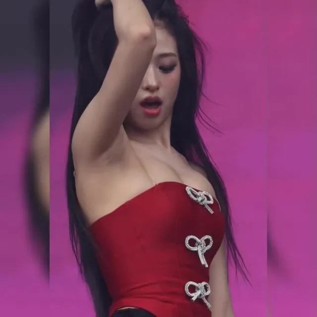 리본 3개 달린 빨간 코르셋 의상 찰랑이는 가슴골 베이비몬스터 아현