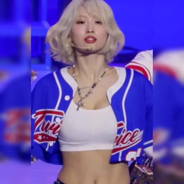 파란 야구 유니폼 속 흰 브타랍 묵직한 무브먼트 + 복근 트와이스 모모