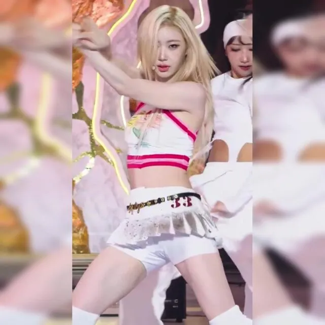 쫀쫀한 흰 속바지 보다 짧은 주름치마 + 홀터넥 상의 있지 채령