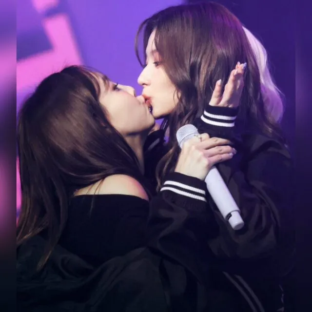 무대에서 장난치다가 키스해버린 트와이스 사나 나연 ㄷㄷ