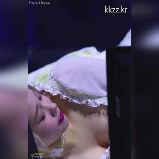 바닥에 눕는 위클리 지한 움짤