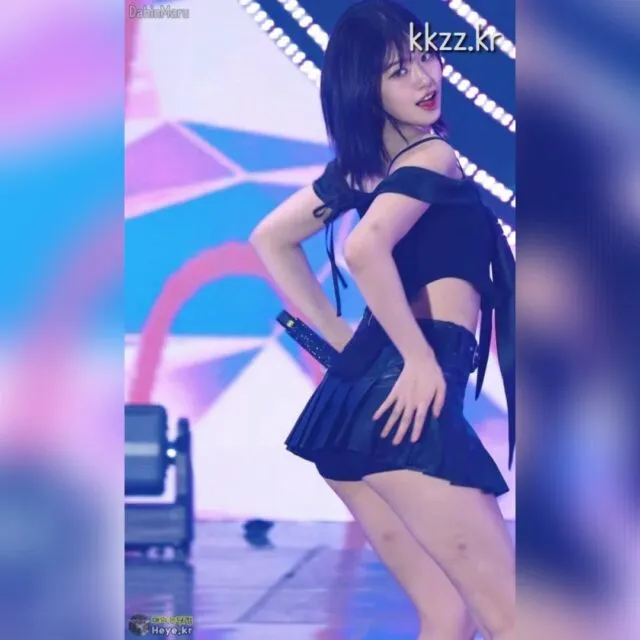 올블랙 짧은 가죽 치마 아이브 안유진 움짤