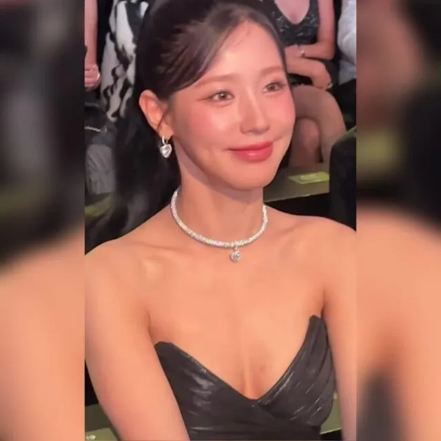 파리 패션위크 참석한 아이들 미연 과감하게 파인 블랙드레스 가슴골