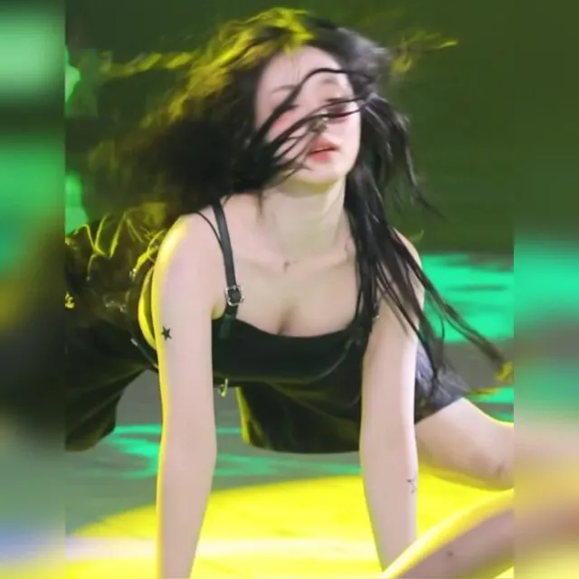 블랙 크롭 나시 숙인 가슴골 엔믹스 해원