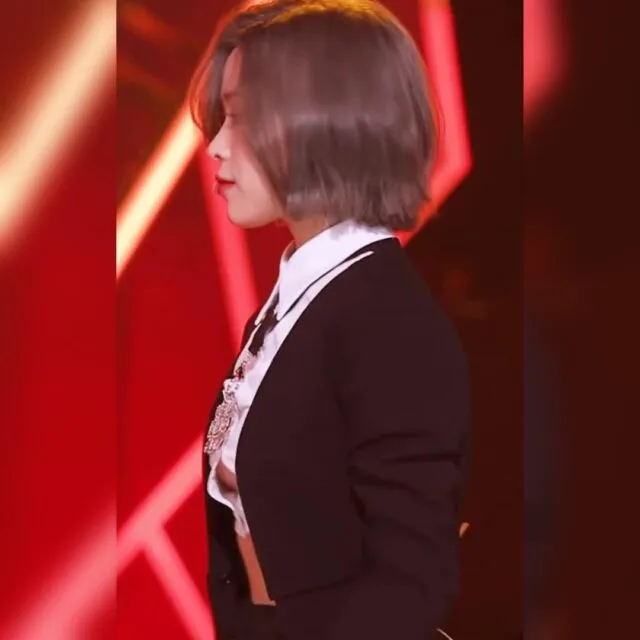 ITZY 있지 류진 셔츠 단추 사이로 밑가슴 언더붑 노출 ITZY Ryujin