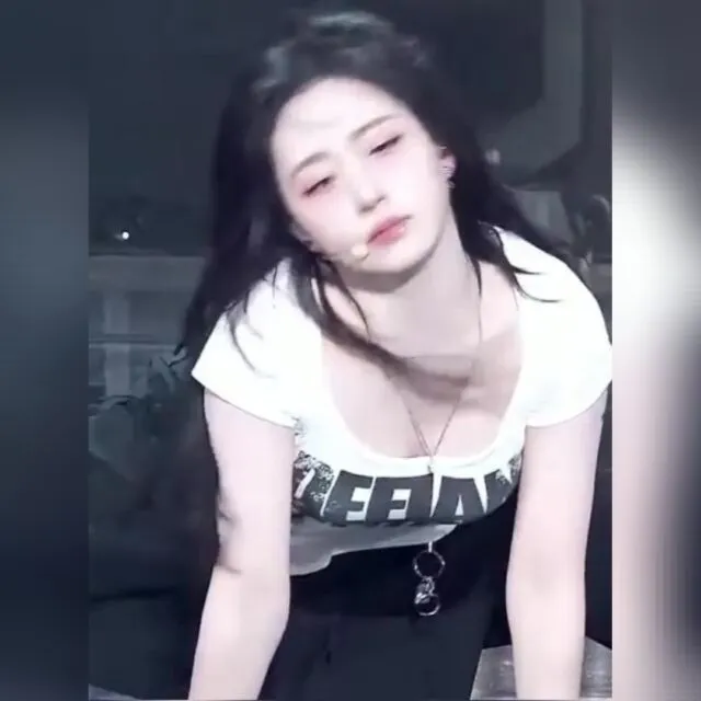 땅 짚는 바닥안무 가슴골 노출한 엔믹스 해원