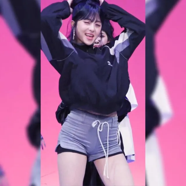 팬티라인이 비칠 정도로 너무 꽉끼는 회색 핫팬츠 르세라핌 허윤진