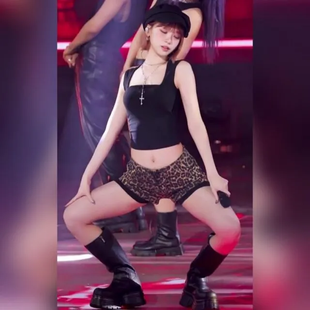 검정 민소매 배꼽 + 호피 핫팬츠 허벅지 르세라핌 김채원