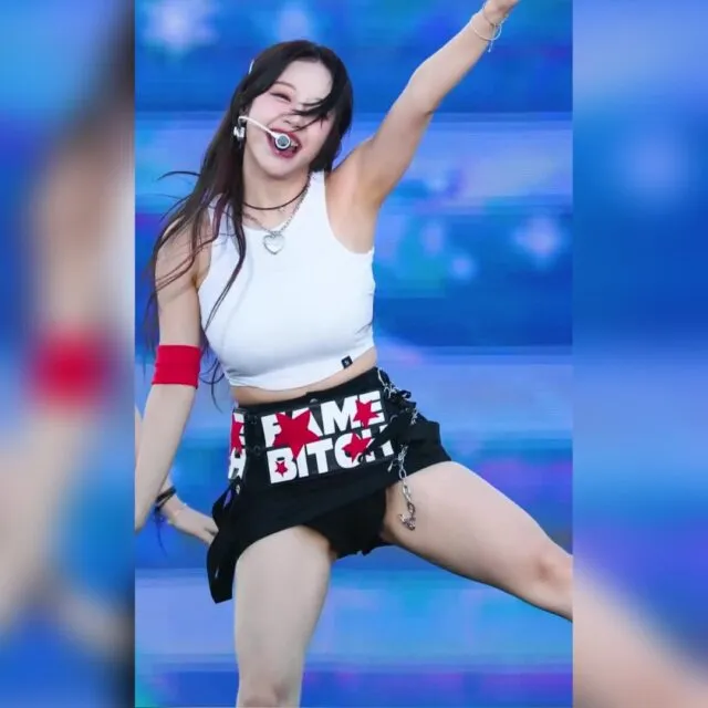 묵직한 흰 크롭 민소매 시그니처 지원