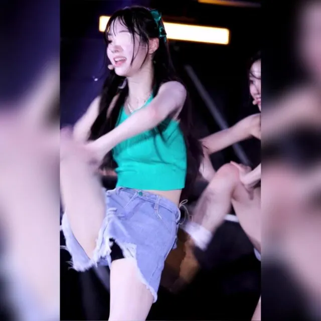 봉긋 홀터넥 크롭 민소매 땀에 젖은 트리플에스 김채원