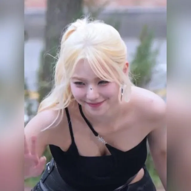 끈하나 검정홀터넥 입고 자꾸 숙여주는 프로미스나인 백지헌 가슴골