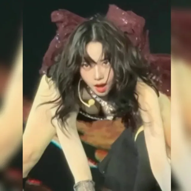 피부가 뽀얀 에스파 카리나…깊게 숙인 자주색 란제리룩 가슴골