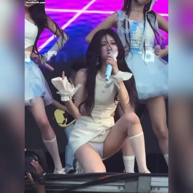 축제행사 중 무릎앉다 치마가 다 뒤집힌 아이브 가을 아이보리 원피스 속바지