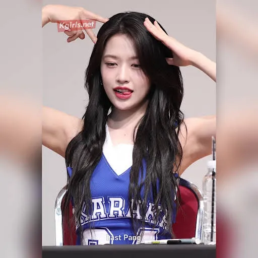 겨드랑이 들고 혀 내미는 안유진 팬싸인회 팬서비스