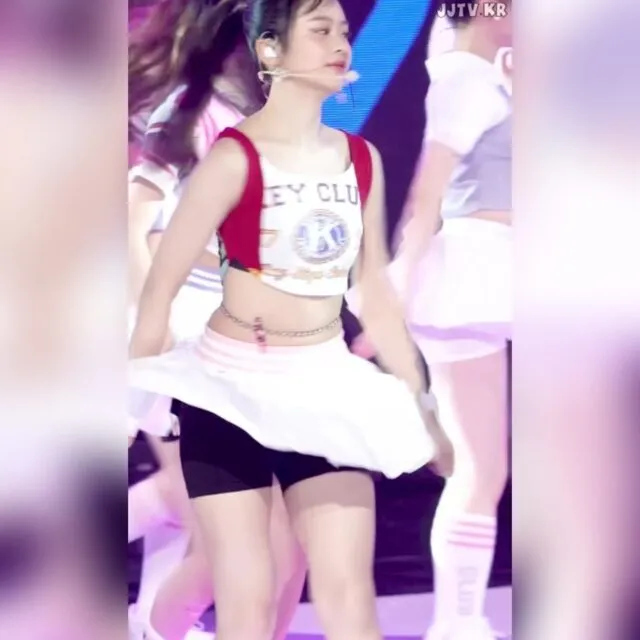 뉴진스 하니 검정 속바지가 다 드러나는 테니스 치마 의상