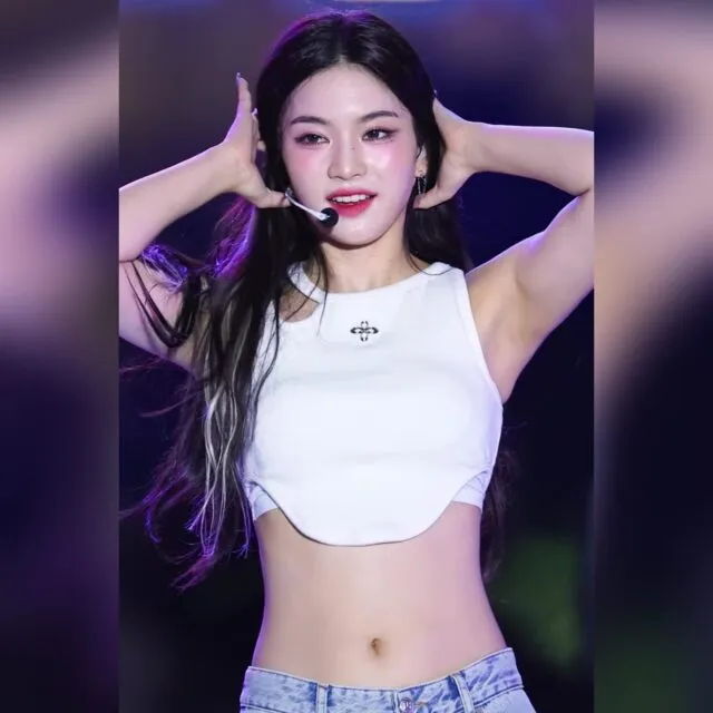 머리 정리하면서 깨끗한 겨드랑이 보여주는 스테이씨 아이사