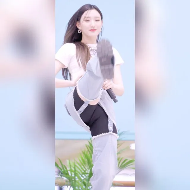 H1-KEY’s Hwiseo Rocks Bold Kicks in Customized Jeans