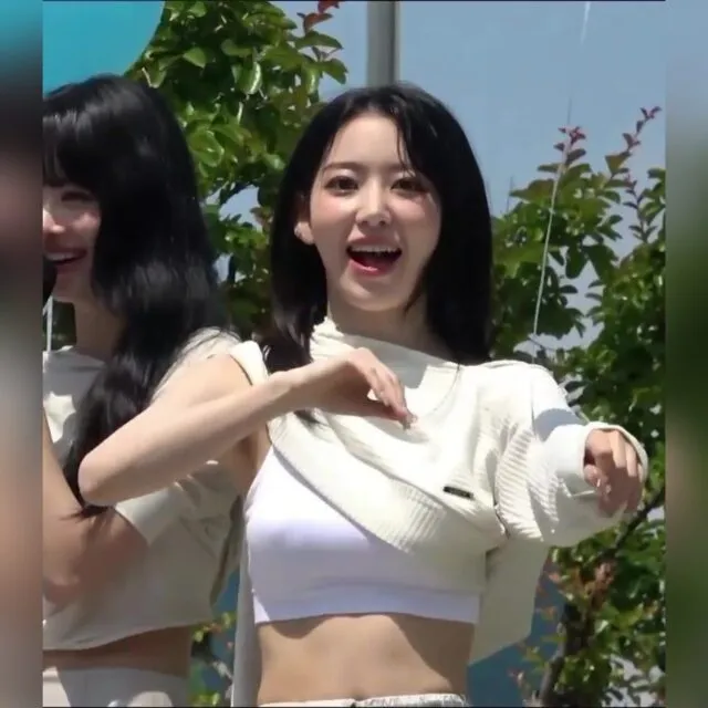 야외팬미팅 르세라핌 사쿠라 흰스포츠브라탑 뚫고나온 꼭지