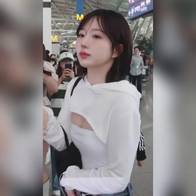 뽀얀 가슴골 드러내면 공항 출국하는 엔믹스 오해원