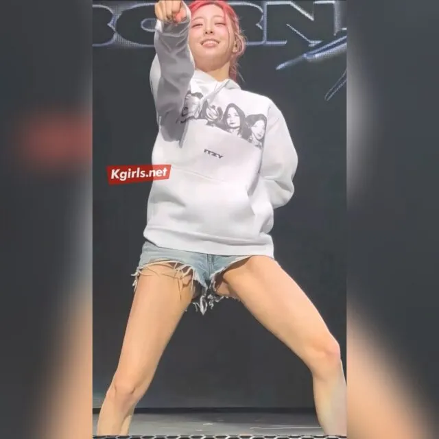 정말 짧은 청숏팬츠 입고 바로 앞에서 춤추는 있지 유나