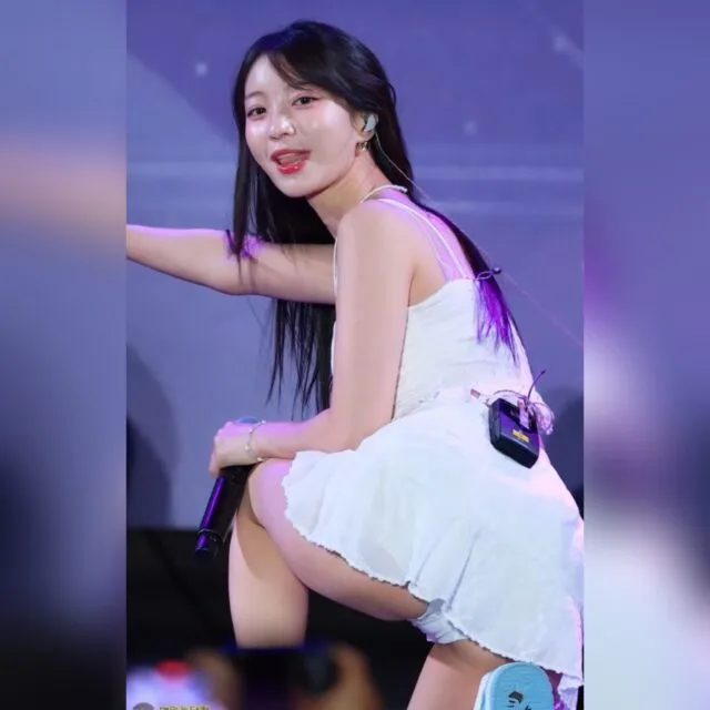 흰 속바지가 다 보이는 짧은치마 입고 뒤돌아보는 오마이걸 유빈