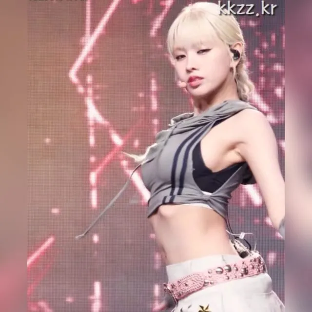 크롭탑 옆라인이 돋보이는 키스오브라이프 나띠