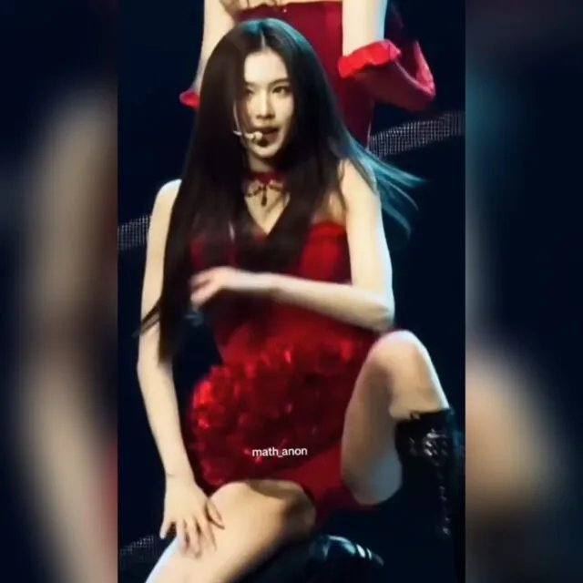 사나 정열적인 빨간의상 쩍벌안무