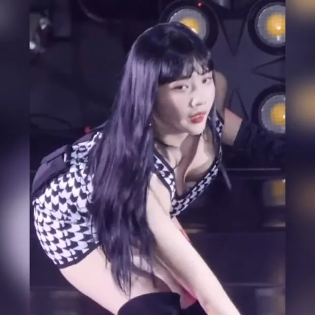 요염하게 숙이는 레드벨벳 조이