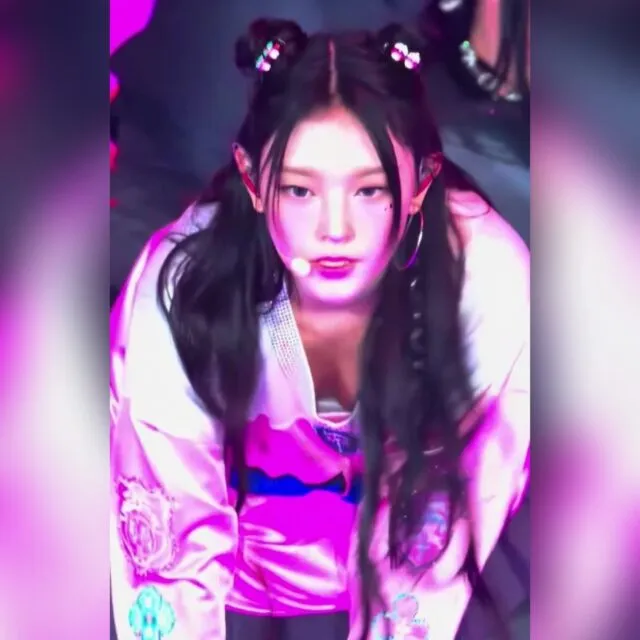 헐렁한 유니폼 입고 숙이는 뉴진스 해린