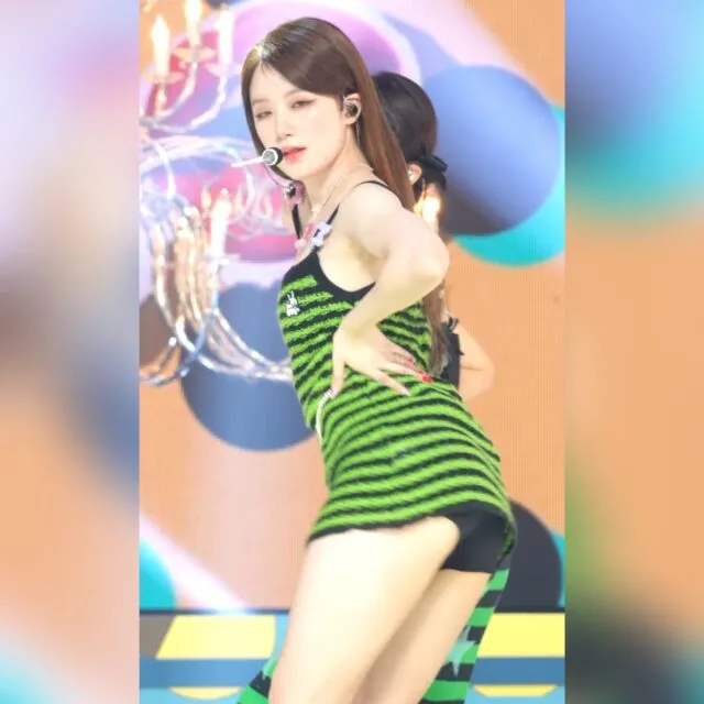 정말 하얀 슈화 연두색 스트라이프 의상