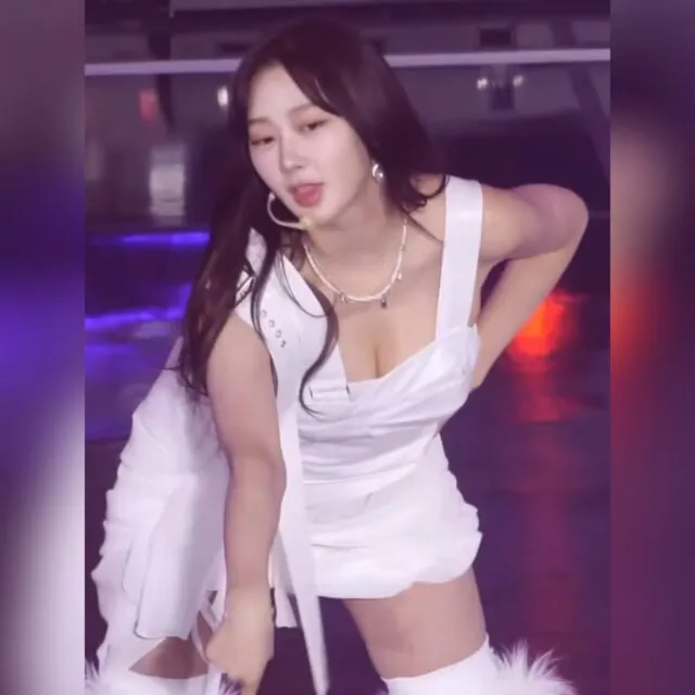 에스파 지젤 순백 원피스 입고 숙이는 안무