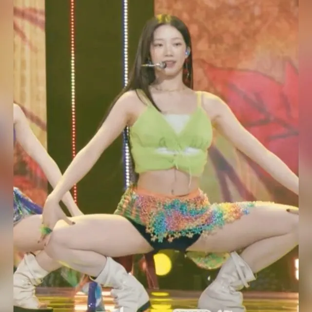 르세라핌 카즈하 속바지가 보이는 구슬 망사 치마