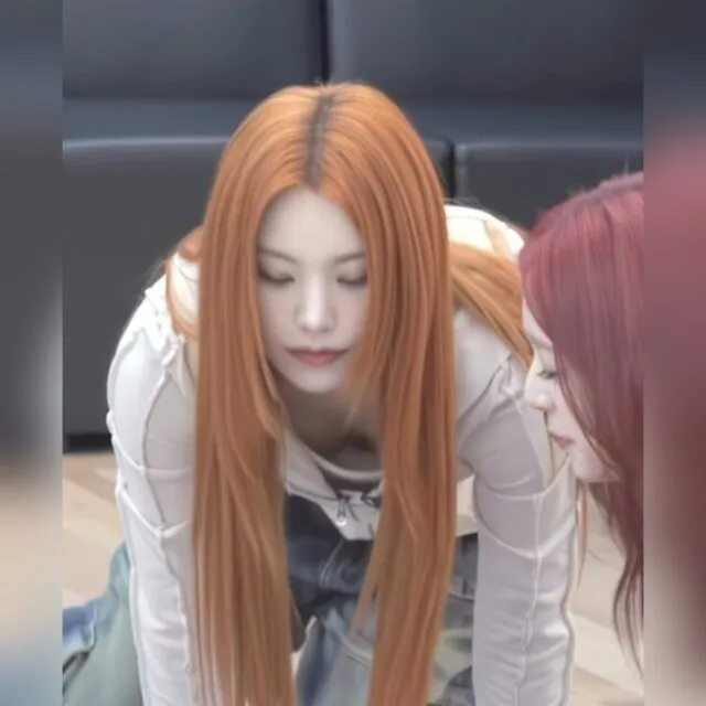 헐렁한티 입고 방심하고 숙이는 잇지 예지