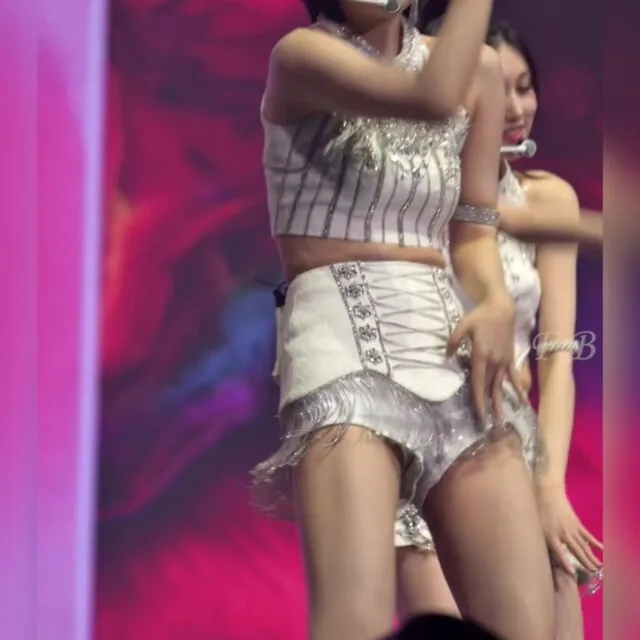 반바지 틈이 많이 벌어진 안유진 직캠