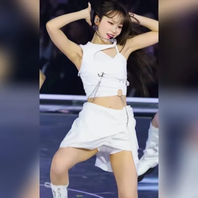 김채원 너무 선명하게 보이는 직캠