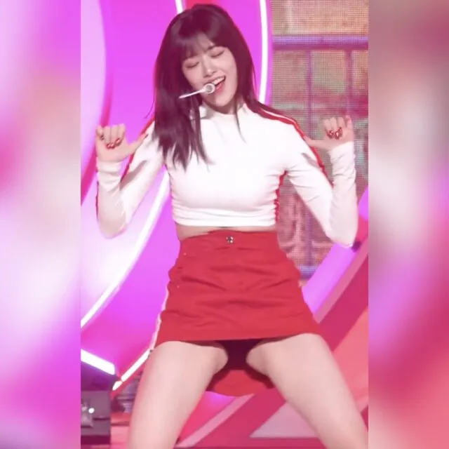 안유진 빨간치마 검정 속바지 다 보이는 안무