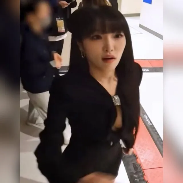 최예나 속이 보인 검정드레스