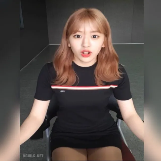 라이브 방송 도중 자기 치마길이 보고 놀란 안유진